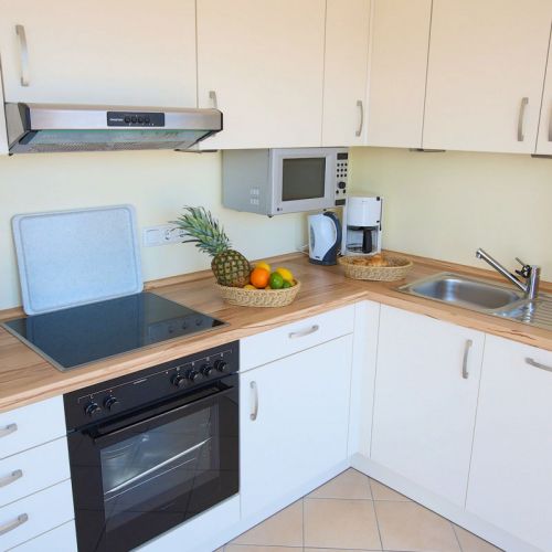 Penthouse Ostseeresidenz Schönberger Strand, Küche mit Schränken, Herd, Backofen, Dunstabzugshaube, Mikrowelle, Kaffeemaschine Wasserkocher, Spüle