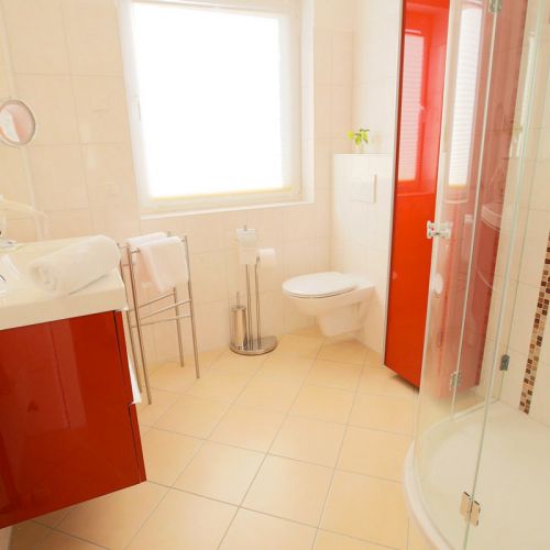Penthouse Ostseeresidenz Schönberger Strand, Bad, hängender Waschschrank, Waschbecken, Handtuchständer, Toilette, Badschrank, Dusche mit Glastüren